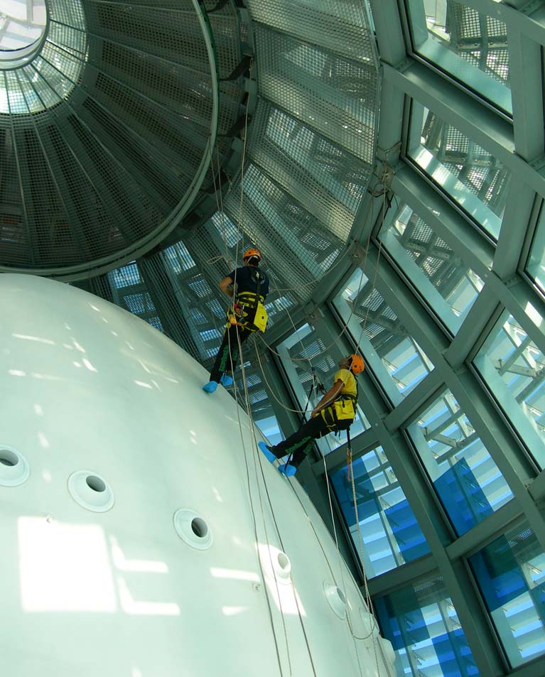 Trabajos verticales en la torre Agbar de Barcelona
